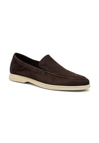 Scarpa slip-on in suede marrone con punta arrotondata, un sottile dettaglio di cucitura lungo il collo e una suola in gomma color crema.
