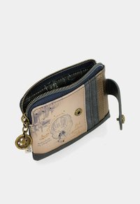 Piccolo portafoglio pieghevole con pannelli beige e grigi, scomparto con zip, chiusura a bottone e illustrazione decorativa di una ragazza con testo scritto a mano.
