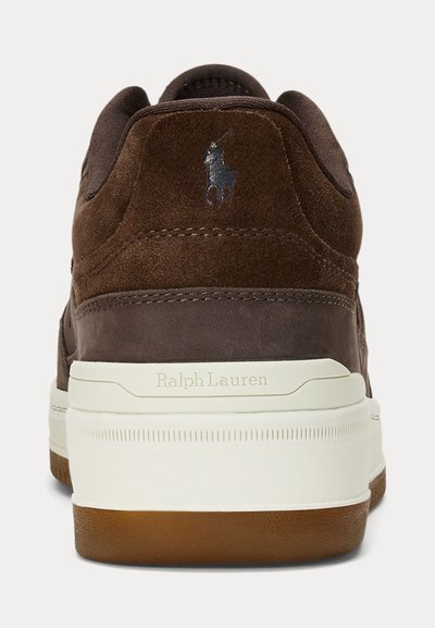 Adidași din suede maro cu o talpă din cauciuc albă, având un mic logo gri și inscripția "Ralph Lauren" embosată pe călcâi.