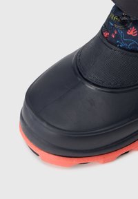Sort vandtæt støvle med en tekstureret overdel, elastisk bånd og et farverigt blomstermønster indvendig. Lys orange gummisål med skridsikre egenskaber.