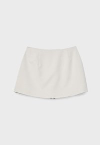 Bela minipetekla z nežnimi sprednjimi gubami, gladkim blagom in rahlo A-črto na enobarvni svetlo sivi podlagi.