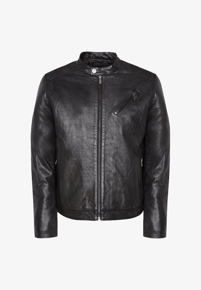 Svart läderjacka med ståkrage, frontdragkedja och en ficka med dragkedja på vänster bröst. Har en mjuk textur och en skräddarsydd passform.