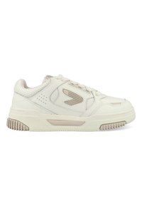 Witte sneaker met een leren bovenwerk met textuur, gaasaccenten en een tan rubberen zool. Heeft een geperforeerd ontwerp en een gevoerde kraag.