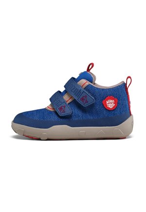 Blauer Kindersneaker mit zwei verstellbaren Klettverschlüssen, beiger Sohle, roten Zuglaschen und rotem Logopatch an der Seite.
