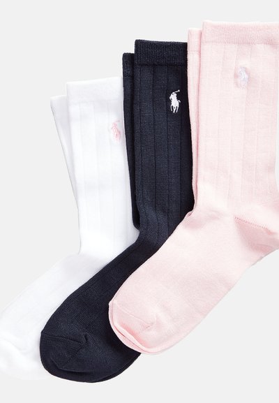 Tres pares de calcetines acanalados en blanco, azul marino y rosa claro, con pequeños logotipos bordados en colores contrastantes. Material suave, de longitud media hasta la pantorrilla.