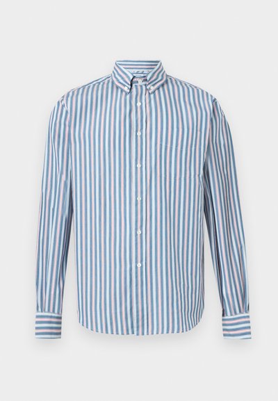 Πουκάμισο με μακριά μανίκια και κουμπιά, με κάθετες ρίγες σε μπλε, άσπρο και κόκκινο και τσέπη στο στήθος, εμφανισμένο σε απλό λευκό φόντο.