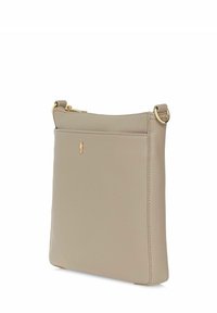Beżowa skórzana torba na ramię o gładkiej teksturze, płaskim kształcie, złotych akcentach metalowych i zamknięciu na zamek błyskawiczny na górze. Posiada kieszeń z tyłu.
