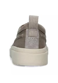 Grauer Leinensneaker mit strukturiertem Finish, abgerundeter Zehenpartie, flacher weißer Gummisohle und einem Stoff-Ferseneinsatz.