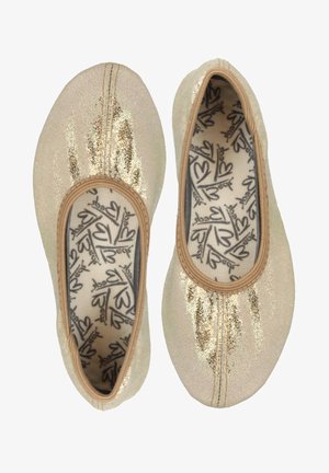 Gouden balletschoenen met een gestructureerde bovenkant, ronde neus en instapontwerp. De binnenkant heeft een patrooninlegzool met hartmotieven.