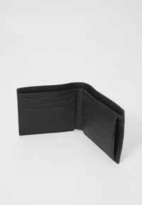 Portafoglio in pelle nera con design bifold, dotato di numerosi scomparti per carte e un compartimento per le monete. Texture liscia con cuciture sottili.