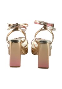 Metaliniai rožinio aukso aukštakulniai sandalai su kvadratiniu bloku, plonomis dirželiais ir sagtimi, turinčia dviejų spalvų gradientinį akcentą.