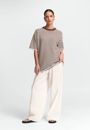 VACATION - Potiskana majica - chocolate stripe