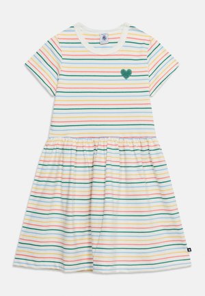 Bela obleka s kratkimi rokavi z vodoravnimi večbarvnimi črtami in majhno zeleno obližjo v obliki srca na levi strani prsnega koša.