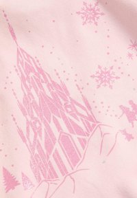 Tela de un suave rosa claro con un diseño de castillo de hielo rosa brillante, copos de nieve y árboles con un brillo similar, creando una escena invernal encantadora.