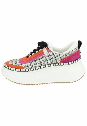 Sneaker na platformie z teksturowaną białą cholewką z wielokolorowymi akcentami w kolorach pomarańczowym, różowym oraz czarnych sznurówkach. Gumowa podeszwa z rowkowanym wzorem.