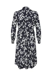 Navy jurk met bloemenprint, lange mouwen, knoopsluiting aan de kraag, strikceintuur en een vloeiende silhouet; heeft witte en lichtblauwe bloemenpatronen.