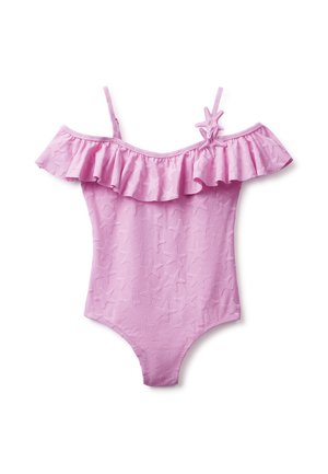Bañador rosa de una pieza con tirantes fruncidos que dejan los hombros al aire, relieve de estrellas de mar y dos adornos con forma de estrella de mar en una de las tiras.