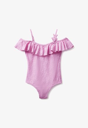 Bañador rosa de una pieza con tirantes fruncidos que dejan los hombros al aire, relieve de estrellas de mar y dos adornos con forma de estrella de mar en una de las tiras.