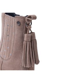 Stivaletti alla caviglia in suede marrone con cuciture verticali e accenti di stelle argento, dotati di un dettaglio a nappina attaccato nella parte superiore.