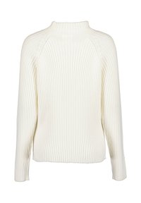 Rippierter weißer Pullover mit hohem Kragen, langen Ärmeln und lockerer Passform. Die Textur ist weich und weist vertikale Streifen auf.
