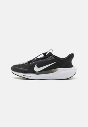 Scarpe da corsa Nike con un upper in mesh nero, logo swoosh bianco, dettagli argentati e una suola intermedia bianca, dotate di una soletta ammortizzata per il supporto.