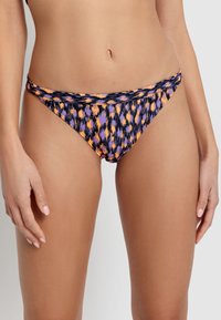 Bikini donji dio s višebojnim apstraktnim uzorkom u ljubičastoj, narančastoj i crnoj boji. Glatka tkanina, niska rez, i detalj uvezivanja na struku.