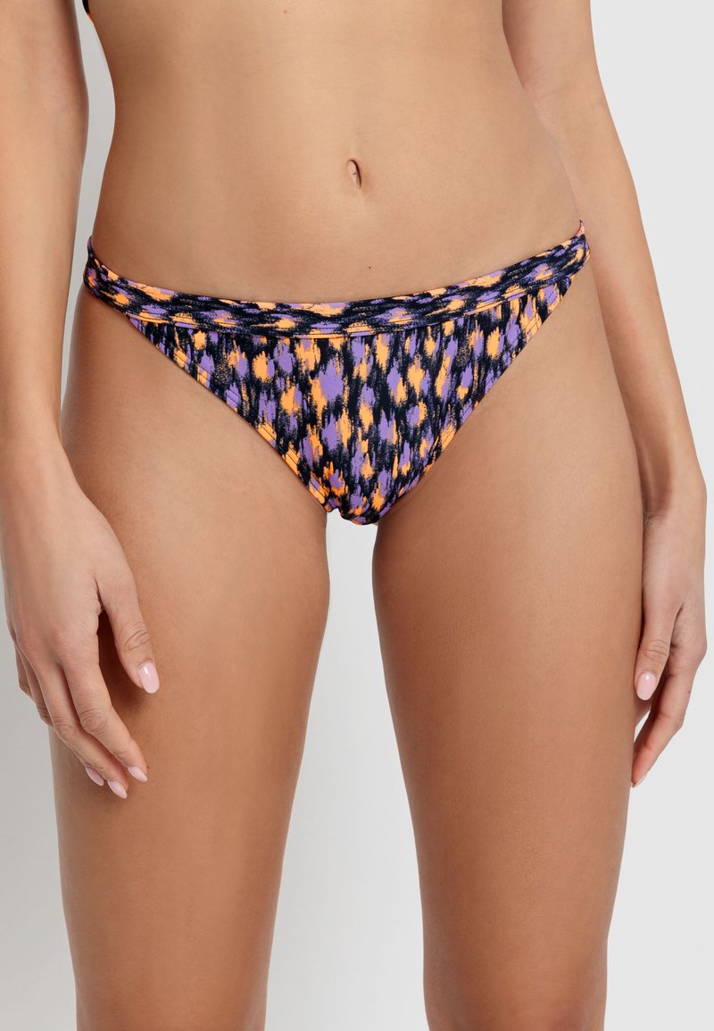 Bikini donji dio s višebojnim apstraktnim uzorkom u ljubičastoj, narančastoj i crnoj boji. Glatka tkanina, niska rez, i detalj uvezivanja na struku.