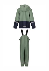 Giacca impermeabile verde con dettagli grigi e cappuccio, abbinata a salopette coordinate con spallacci regolabili e strisce riflettenti.