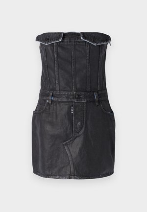 Vestido de mezclilla negro con un cuerpo ajustado, diseño con los hombros al descubierto, bolsillos frontales y costuras en contraste. Textura suave con un ligero brillo.