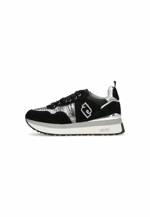 Sneakers in suede neri con accenti metallici argento, un pannello texturizzato e una suola bianca spessa. Caratterizzati da lacci neri e un dettaglio con logo.