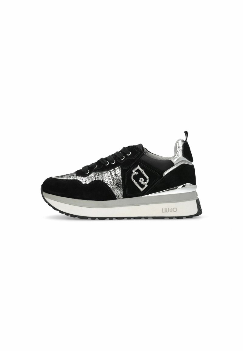 Baskets en daim noir avec des accents métalliques argentés, un panneau texturé et une épaisse semelle blanche. Équipées de lacets noirs et d'un détail de logo.