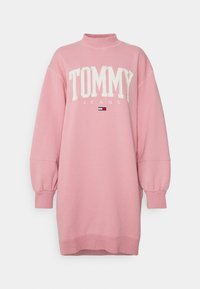 Rosa sweatshirthuvtröja med hög krage, långa ärmar och ribbade muddar. Har stor vit "TOMMY JEANS" text och en liten flagglogotyp.