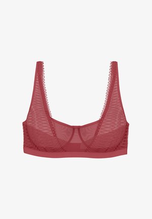 Bralette de encaje rosa intenso transparente con tirantes anchos y banda bajo el busto, que presenta detalles intrincados de encaje con bordes en forma de concha.