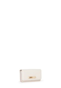 Portefeuille en cuir blanc avec une texture lisse. Présente un accent de fermoir doré et une forme rectangulaire pour une manipulation aisée.