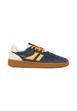 Sneaker basse in camoscio blu navy, strisce gialle, tallone bianco, suola marrone e lacci bicolore, contrassegnate con "1989" sul lato.