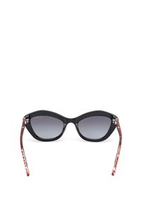 Gafas de sol tipo gato con frente negro, lentes gris degradado y varillas con textura en acentos rojos. Diseño elegante con acabado pulido.