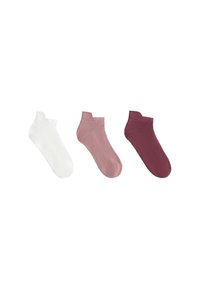 Tri pairs of členkových ponožiek v bielej, ružovej a bordovej farbe. Každá ponožka má hrubú štruktúru s tesným obopnutím okolo členku.