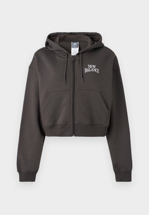 Sweat à capuche zippé court gris foncé avec poches avant, cordons sur la capuche, et logo "New Balance" sur le côté gauche de la poitrine.