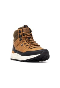 Bota de senderismo de cuero marrón con suela de goma negra, collar texturizado y cordones con patrón. Presenta una suela moteada y ojetes de metal.