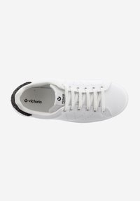 Sneaker bianca in pelle con una texture liscia, caratterizzata da un accento scuro sul tallone, punta rotonda e lacci classici.