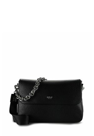 Borsa a tracolla in pelle nera con finitura strutturata, tracolla a catena argentata e chiusura a patta. Presenta un logo impresso sulla parte anteriore.