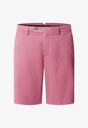 Op maat gemaakte roze herenshorts met riemlussen, voorzichtige knoop en ritssluiting, gemaakt van gladde stof.