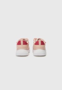 Baskets rose clair avec des accents rouges, tige en tissu en maille, col rembourré et semelle en caoutchouc blanc. Présente un logo au niveau du talon.