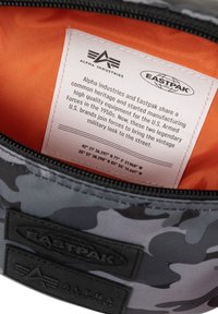 Eastpak SPRINGER - Marsupio - alpha camo