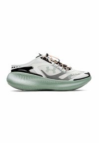 Zapatillas deportivas en blanco y negro con parte superior de malla, suela verde translúcida, cordones acentuados y detalles texturizados en la suela.