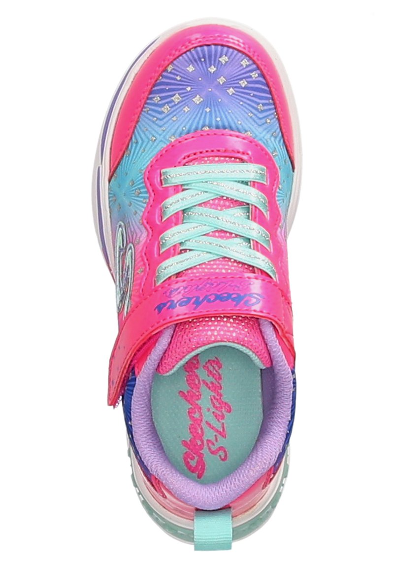 Zapatilla ligera y colorida con un upper degradado en azul y púrpura, acentos en rosa, cierre con cordones y una correa decorativa con la marca.