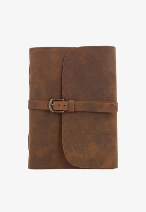 Bruin leren dagboek met een omslagsluiting en metalen gesp, met een gladde textuur en afgeronde hoeken. Geen aanvullende details.