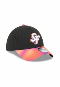 Schwarze Baseballmütze mit weißem, orangefarbenem und lila "SF"-Logo auf der Vorderseite und einem orange-pinken Farbverlauf am gebogenen Schirm mit Aufkleber oben.