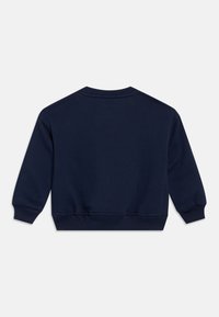 Μπλε ναυτικό φούτερ με κλασικό στρογγυλό λαιμό, ριμπ μανσέτες και τελείωμα. Κατασκευασμένο από μαλακό υλικό, με λείο υφή και απλό σχέδιο.