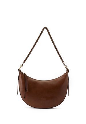 Sac à main en cuir marron en forme de croissant avec une bandoulière tressée et des pampilles sur la fermeture éclair sur fond blanc.